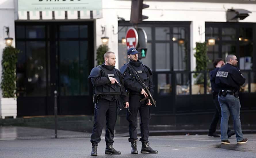 Неизвестного с ножом застрелили в Париже