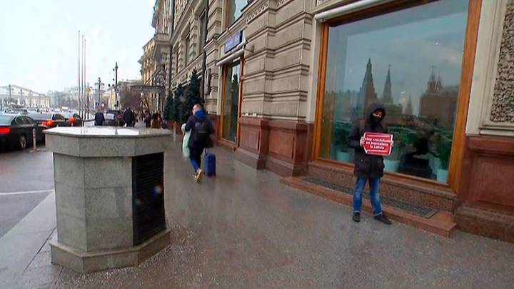 В Москве к председателю ПАСЕ пришел мужчина с плакатом