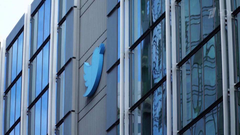 Работу Twitter в России пришлось замедлить из-за несоблюдения этой соцсетью законов