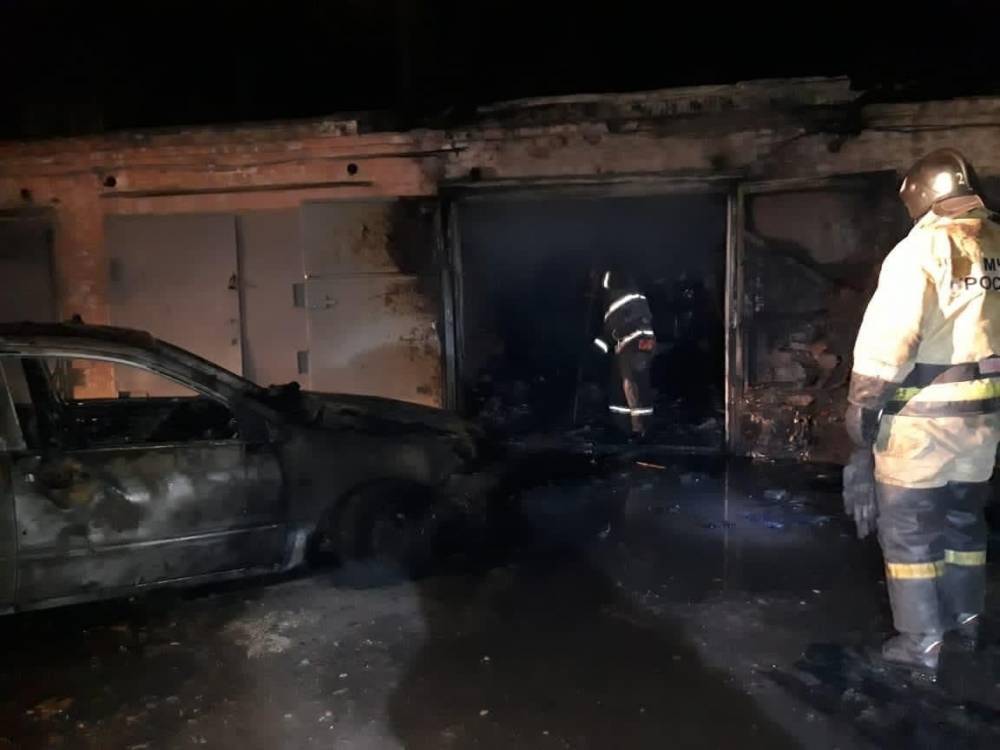 В Астрахани за сутки сгорели два гаража и автомобиль