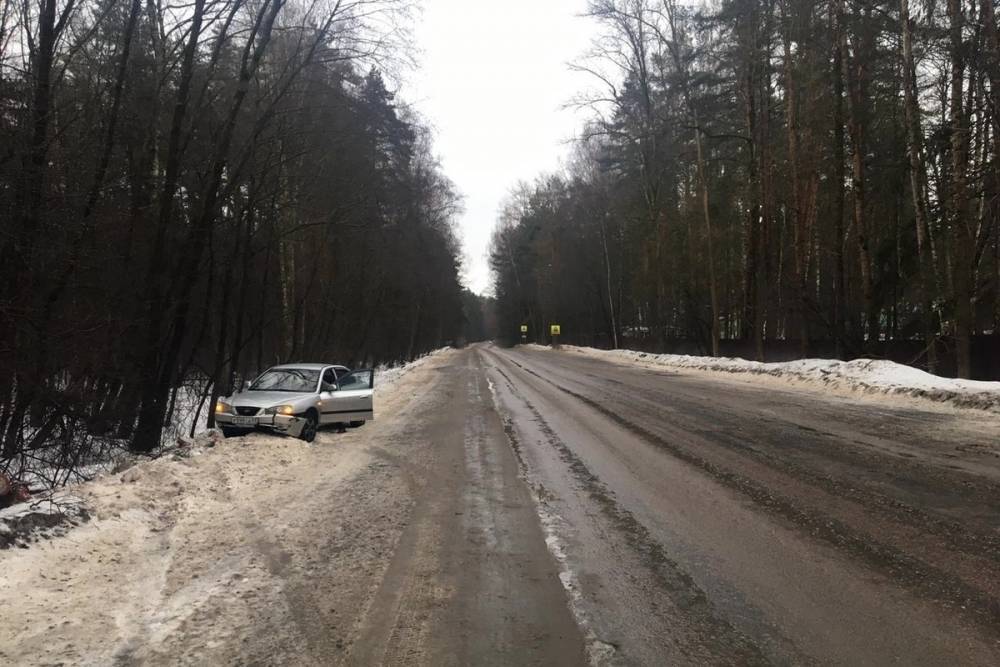 В Тверской области водитель иномарки съехал с дороги и врезался в дерево