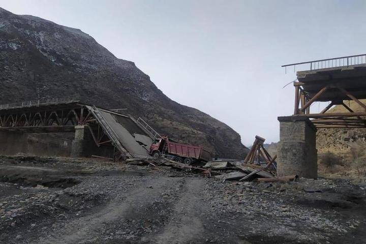 В Дагестане рухнул мост с грузовиком