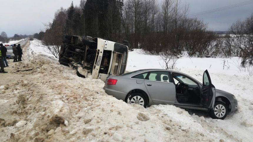 Автобус с 11 пассажирами перевернулся на трассе в Ивановской области