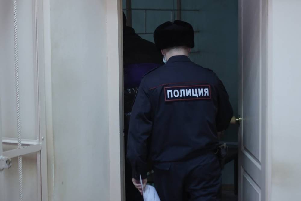 В Екатеринбурге арестовали трех полицейских, обвиняемых в сокрытии наркоторговли