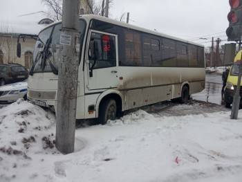 Пассажирский автобус с больным водителем попал в ДТП на ул.Чернышевского