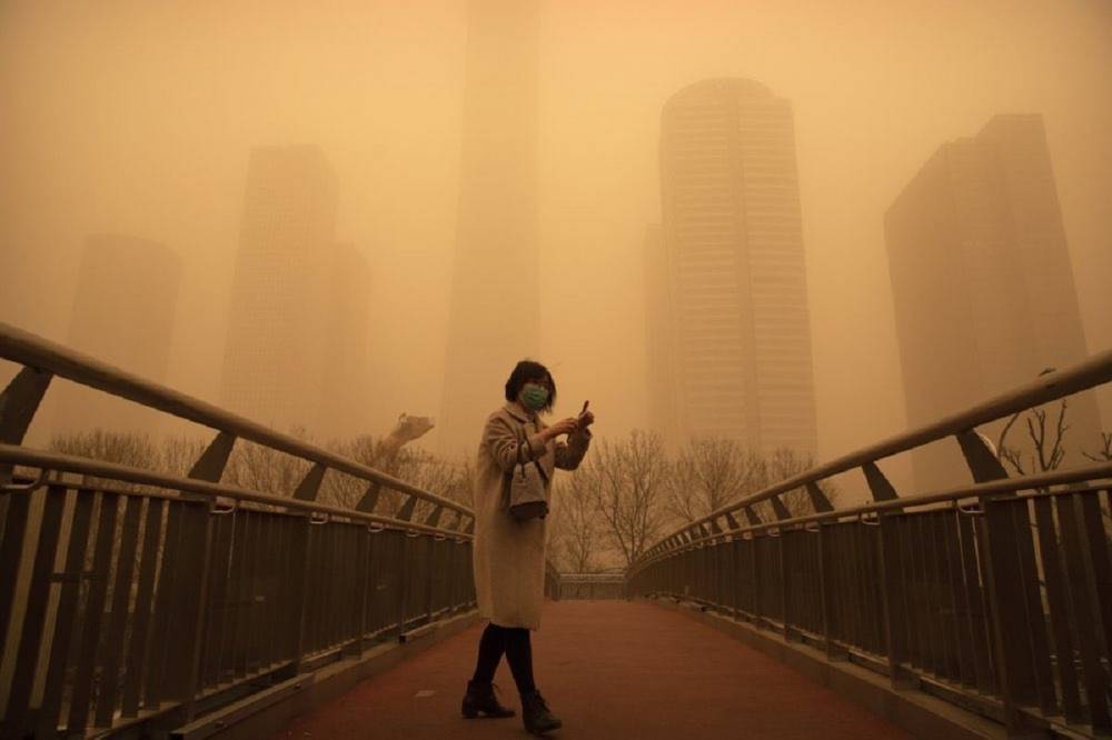Китай накрыла сильнейшая песчаная буря за последние 10 лет: фото, видео