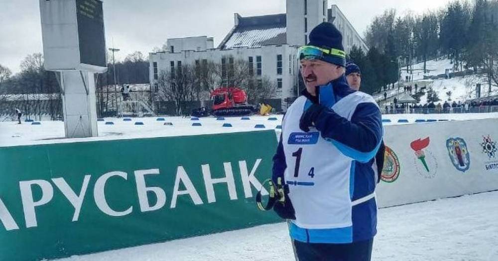 Появилось видео "молниеносной победы" Лукашенко на лыжной гонке: его соперник трижды "случайно" упал (видео)