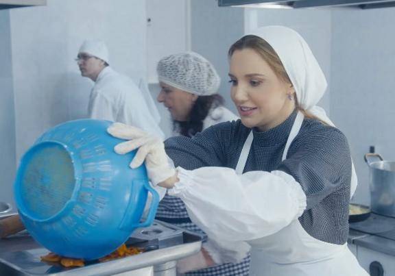 Оксана Марченко во второй серии фильма "Паломница" приготовила борщ для лаврских монахов
