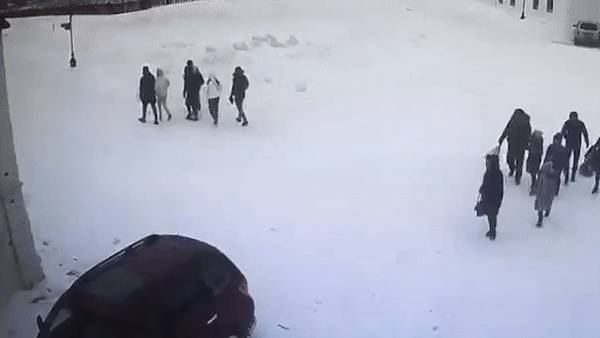 На масленичных гуляньях в Татарстане снегоход на полном ходу влетел в 11-летнюю девочку — видео