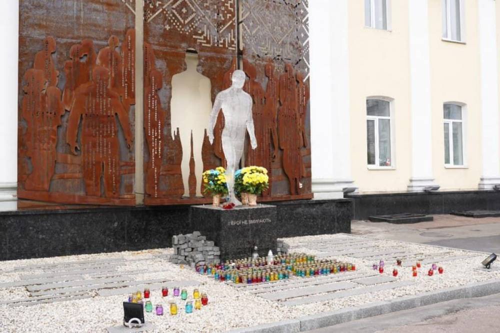 В Житомире неизвестный повредил камнем памятник «Небесной сотне»