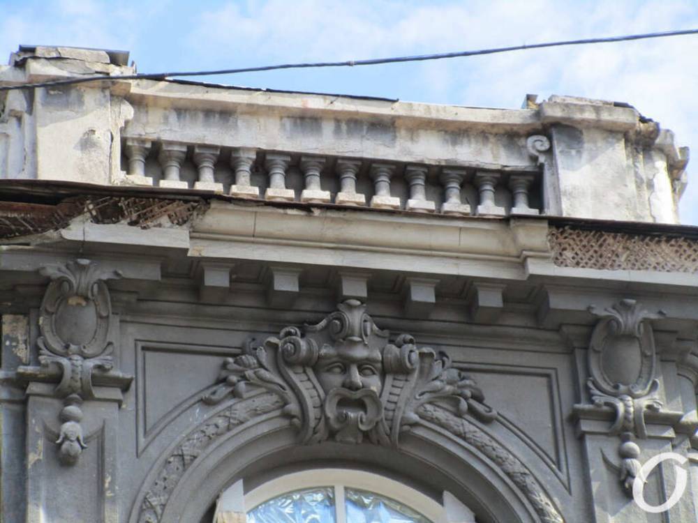 В Одессе обвалилась часть фасада памятника архитектуры в «обувном квартале» (фото)