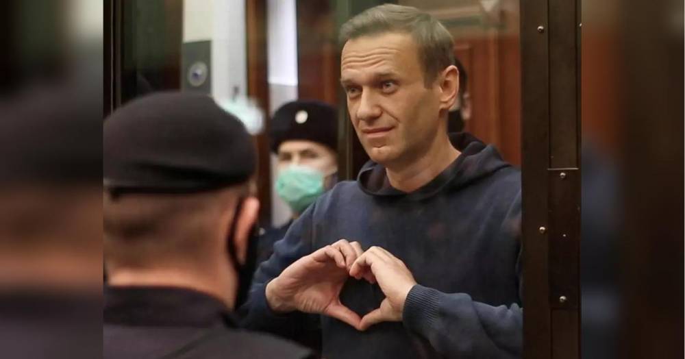 «Здесь людей забивали молотками»: Навального доставили в «настоящий концлагерь в 100 километрах от Москвы»