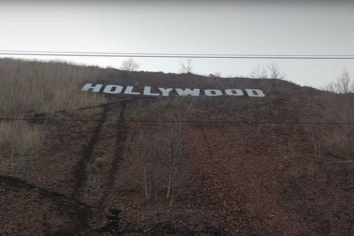 В ростовском Донецке установили надпись «Hollywood» среди мусора у дороги