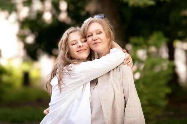«Сестры, а не мамы»: родители звезд, которые выглядят молодо
