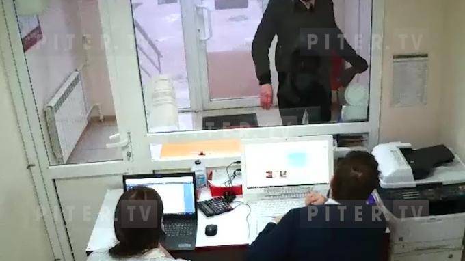 Офис микрозаймов на проспекте Маршала Жукова ограбил неизвестный мужчина в маске