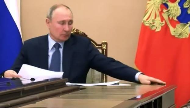 Путин ловко поймал падающий карандаш. Журналисты федерального ТВ восхитились