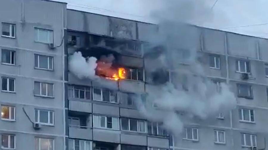 Шесть балконов загорелись в жилом доме в Москве