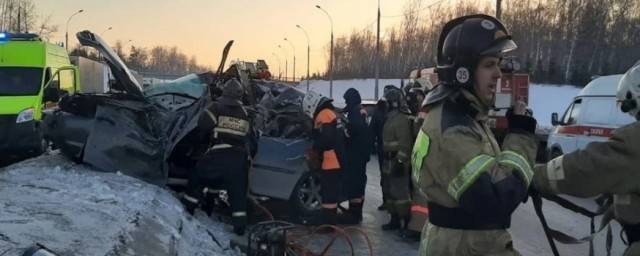 В крупном ДТП на Бугринском мосту в Новосибирске погиб человек