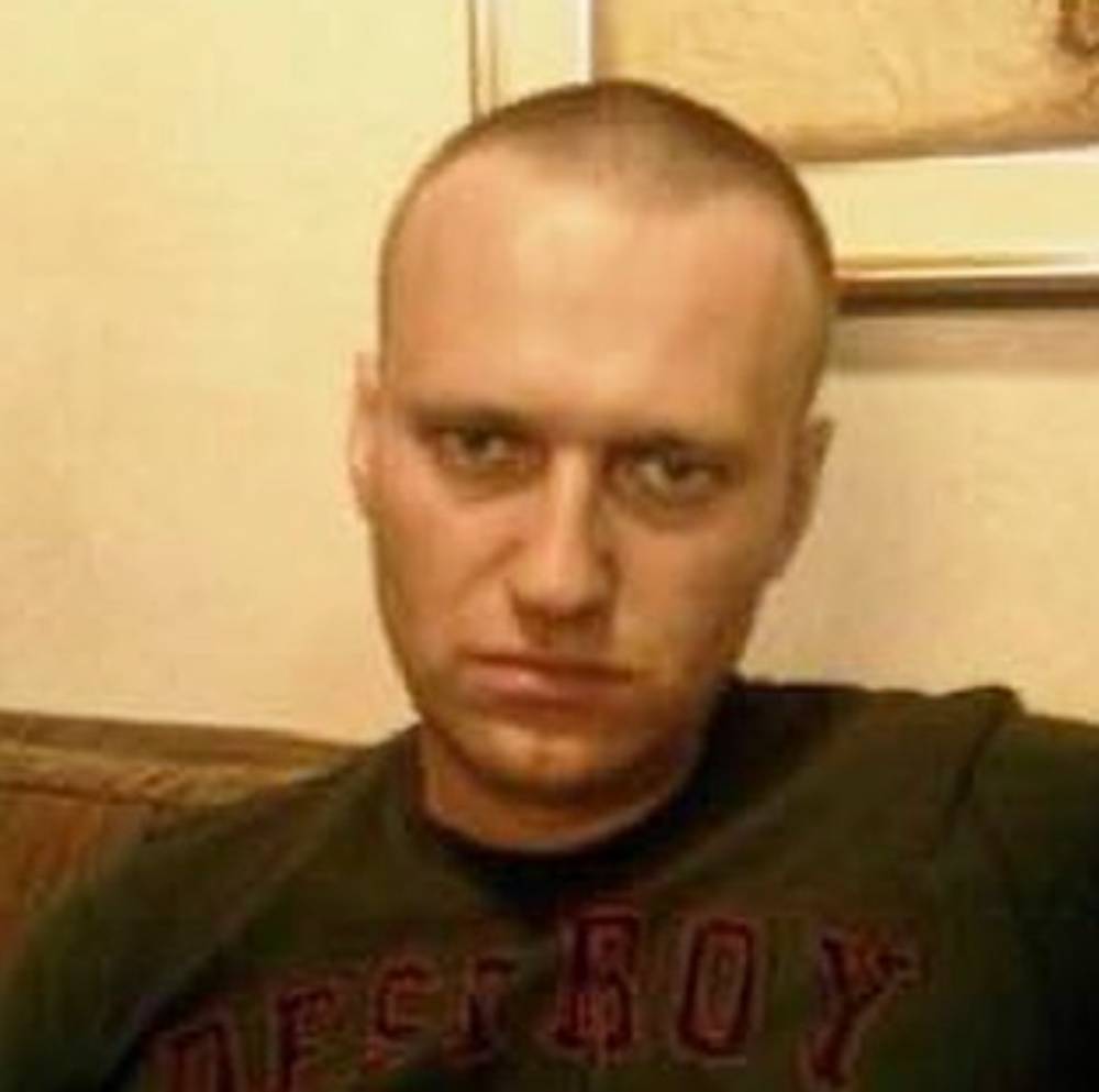 В Москве задержали двух человек за расклейку листовок «Свободу Навальному»