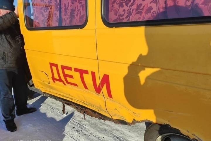 Водитель иномарки врезался в автобус с детьми в Омской области