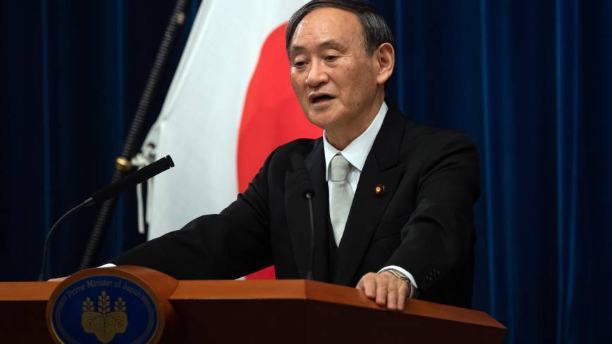 Премьер Японии Суга привился от коронавируса перед визитом в США