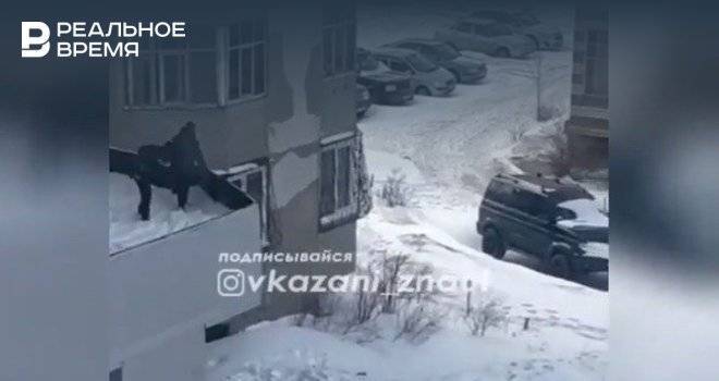 В Казани попали на видео дети, прыгающие с козырька подъезда в сугроб