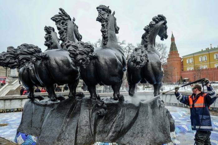 Мосты, памятники, фонтаны и набережные Москвы промоют после зимы