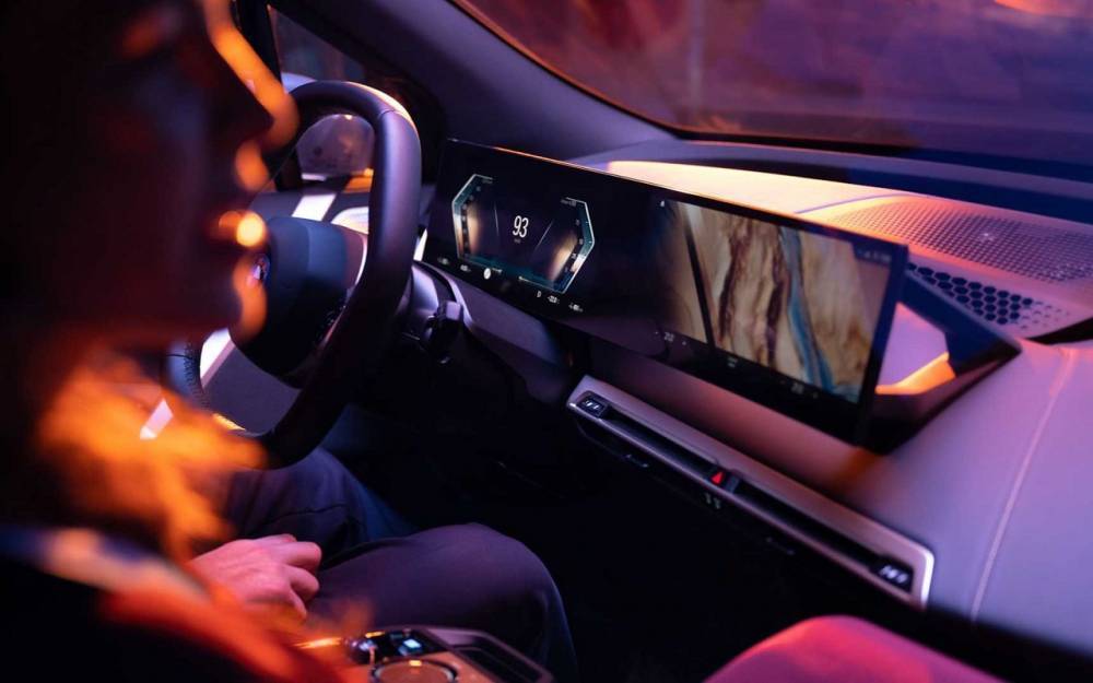 Сплошной огромный экран: BMW показала новую приборную панель