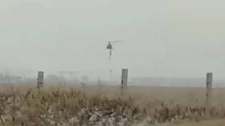 Парашютист зацепился за хвост вертолёта во время прыжка и повис в небе над Читой — видео
