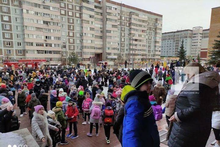 В Казани школьников эвакуировали из-за сообщения о минировании