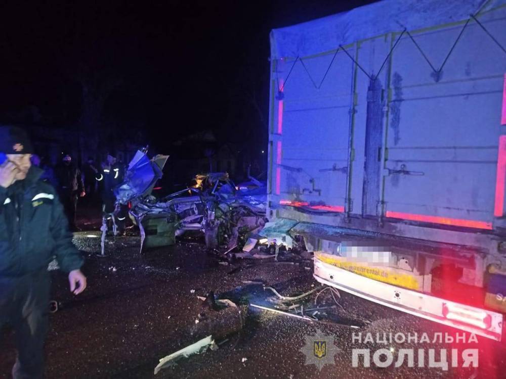 Легковушка въехала в грузовик под Одессой: погибли 17-летние девушки – фото