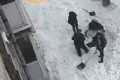 Двоих рабочих в Нижнем Новгороде накрыло лавиной снега с крыши дома