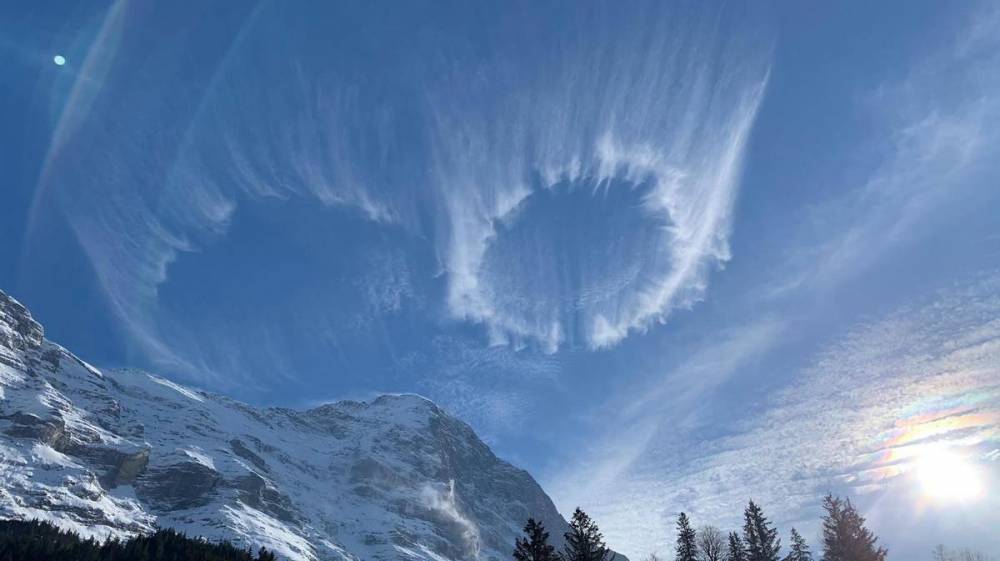 "Явно искусственного происхождения": В Альпах наблюдали поразительные кольца в небе