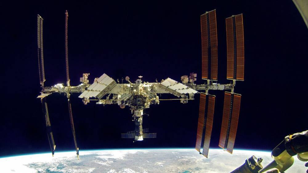 Российский космонавт обнаружил возможную утечку на МКС с помощью чаинок