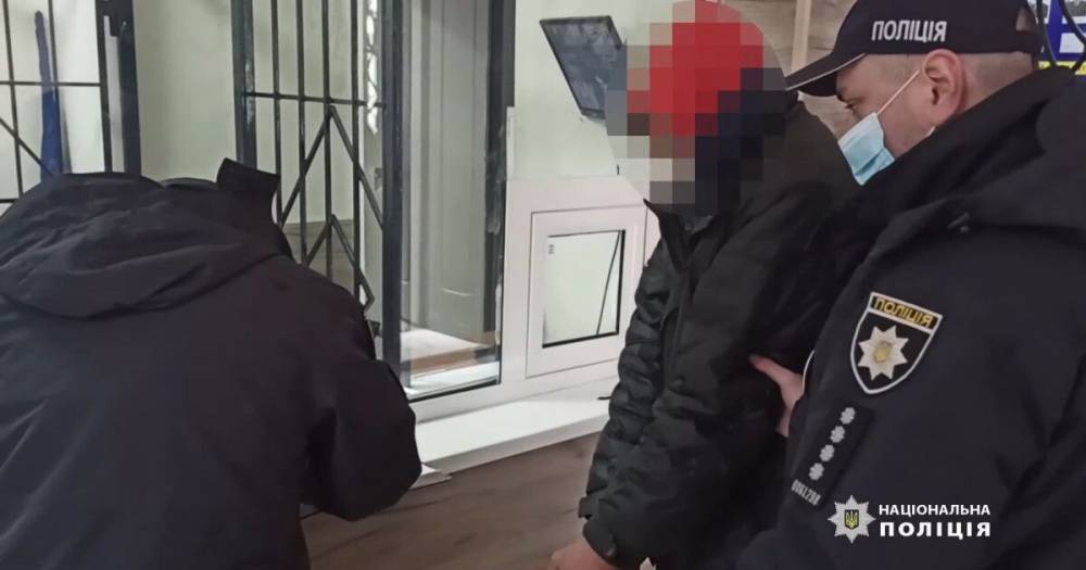 В Одессе мужчину заподозрили в убийстве матери, которую нашли в мешке возле школы (видео)