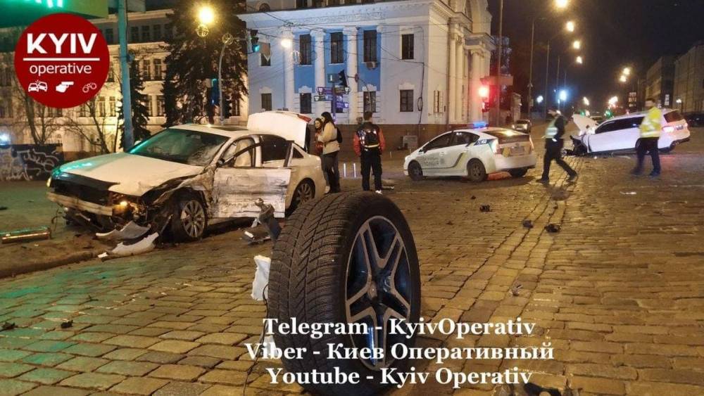 В центре Киева лоб в лоб столкнулись Mercedes и Audi: видео