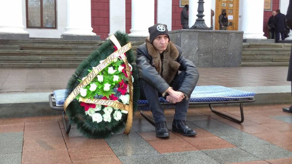 Городской совет Одессы собрался на сессию: на Думскую площадь принесли похоронный венок (прямая трансляция)