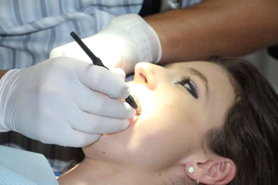 Медики объяснили, почему зубные болезни приводят к раку