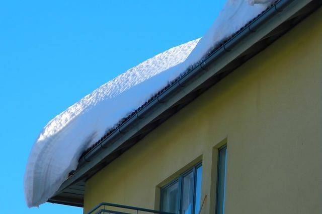 В Балашихе снег упал с крыши четырехэтажного дома на коляску с ребенком