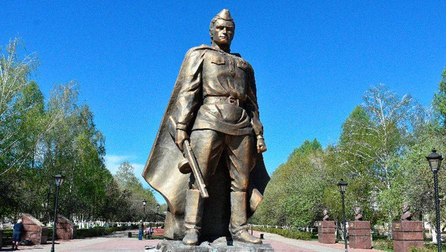 На видео попал момент поджога памятника Воину-освободителю в Татарстане