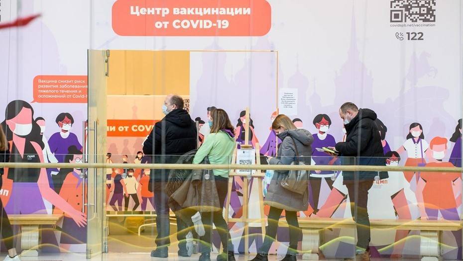 В Петербурге на фоне дефицита закрыли половину прививочных пунктов в ТРК