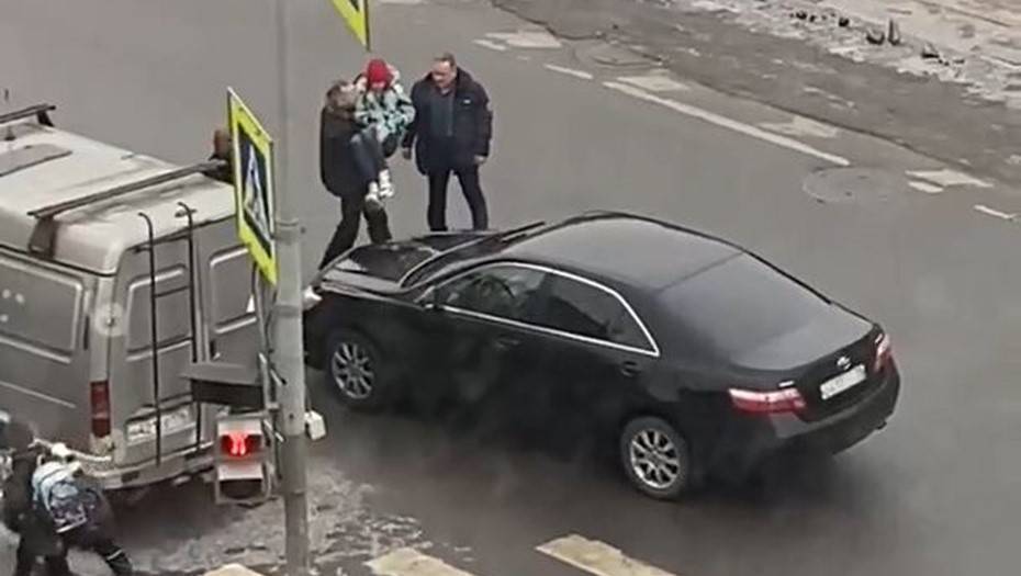 Водитель иномарки сбил девочку в центре Петербурга и увёз её с места ДТП