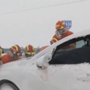 В Китае из-за снегопадов столкнулись более 30 автомобилей. Видео