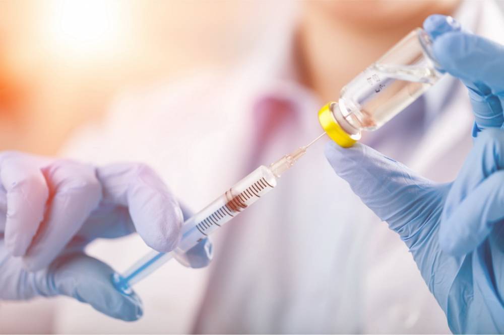В Украине первый человек получил вторую дозу вакцины от COVID-19