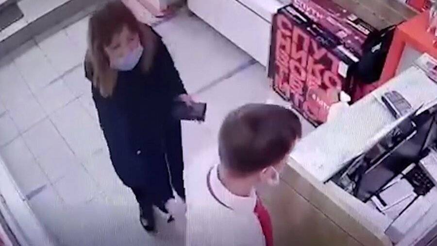 В Волгограде продавец салона связи обезвредил женщину, пытавшуюся украсть телефон