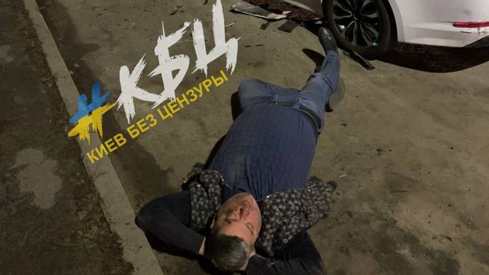 В Киеве пьяный водитель лег спать на дороге после ДТП: фото
