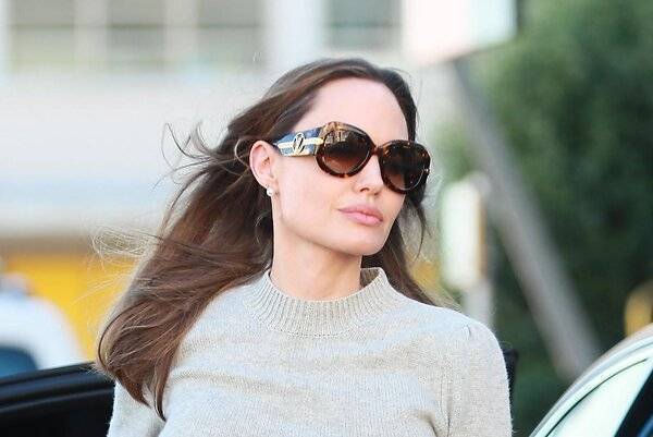 Без Брэда Питта непросто: у Анджелины Джоли начались финансовые трудности
