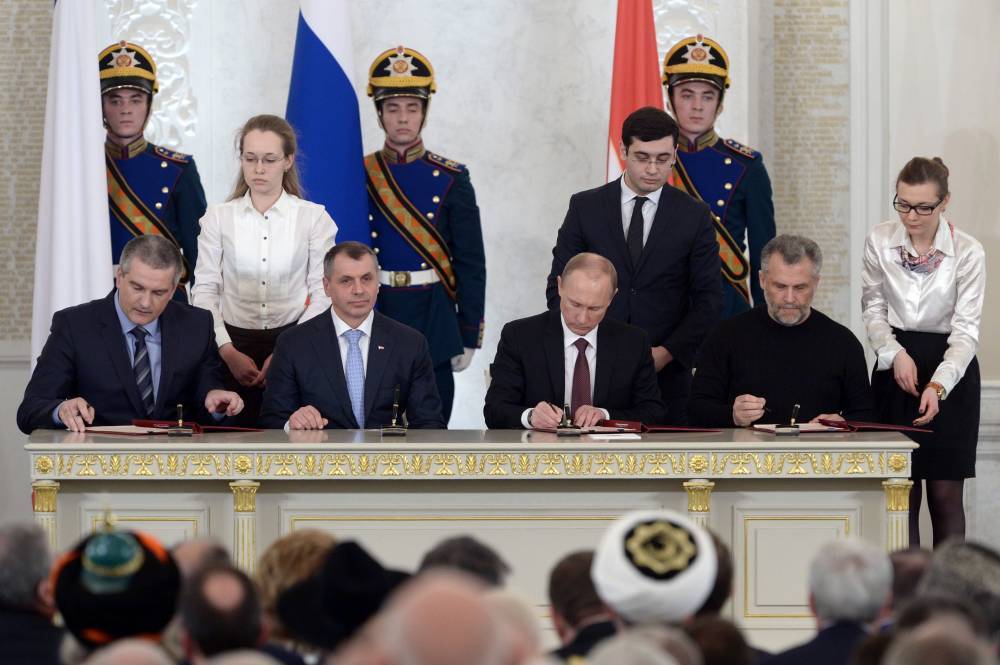 Фарс в Кремле: как Россия 7 лет назад украла украинский Крым