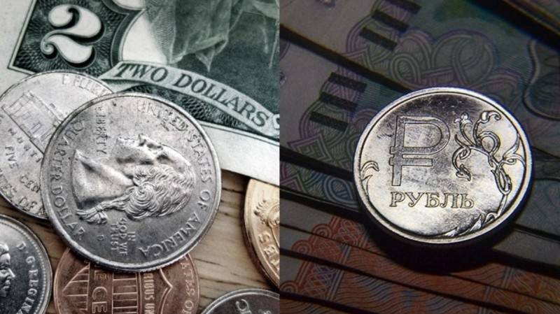 Доллар снижается к рублю на открытии торгов Мосбиржи