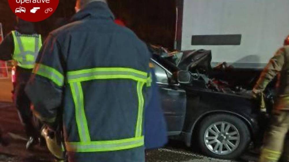 Под Киевом Volvo на большой скорости влетел под фуру, водитель погиб: фото